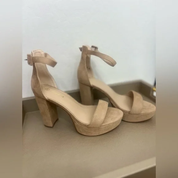 Tan suede block heel - Picture 2 of 7